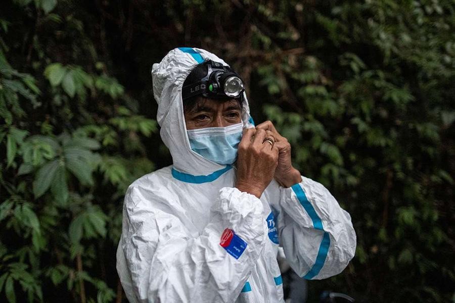 [Ảnh] Đội “thợ săn virus” trên dơi ở Philippines