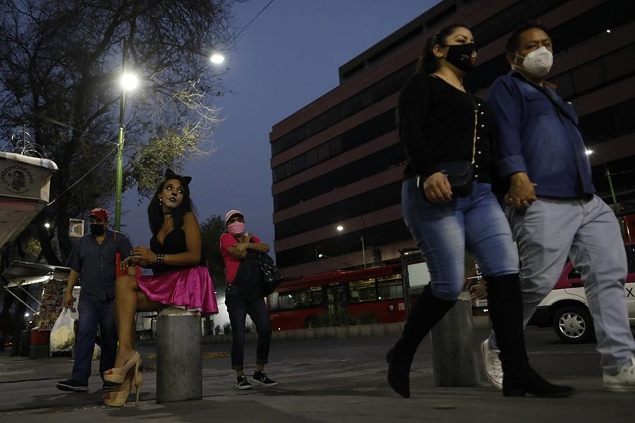 [Ảnh] Đại dịch, nghèo đói đẩy hàng nghìn phụ nữ Mexico thành “gái đứng đường”