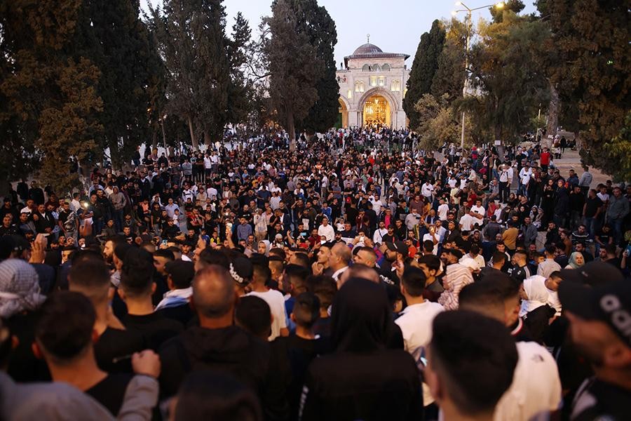 [Ảnh] Giữa bom đạn, người Hồi giáo Palestine vẫn tập trung cầu nguyện tại thánh đường ở Jerusalem