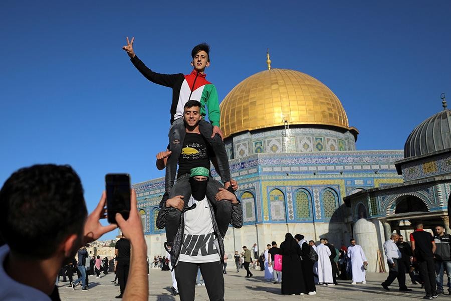 [Ảnh] Giữa bom đạn, người Hồi giáo Palestine vẫn tập trung cầu nguyện tại thánh đường ở Jerusalem