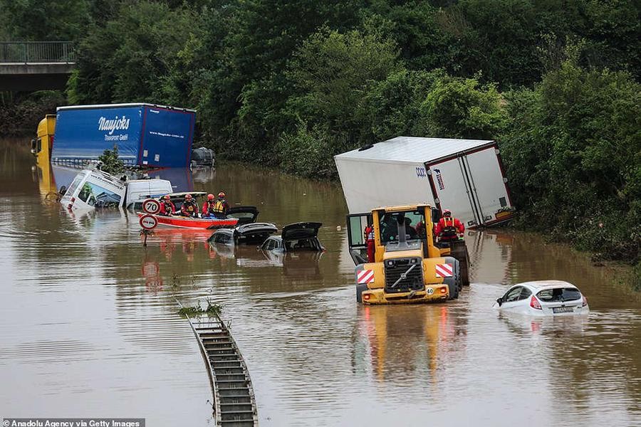 “Du khách săn thảm họa” bị yêu cầu tránh xa lũ lụt ở Đức và Bỉ