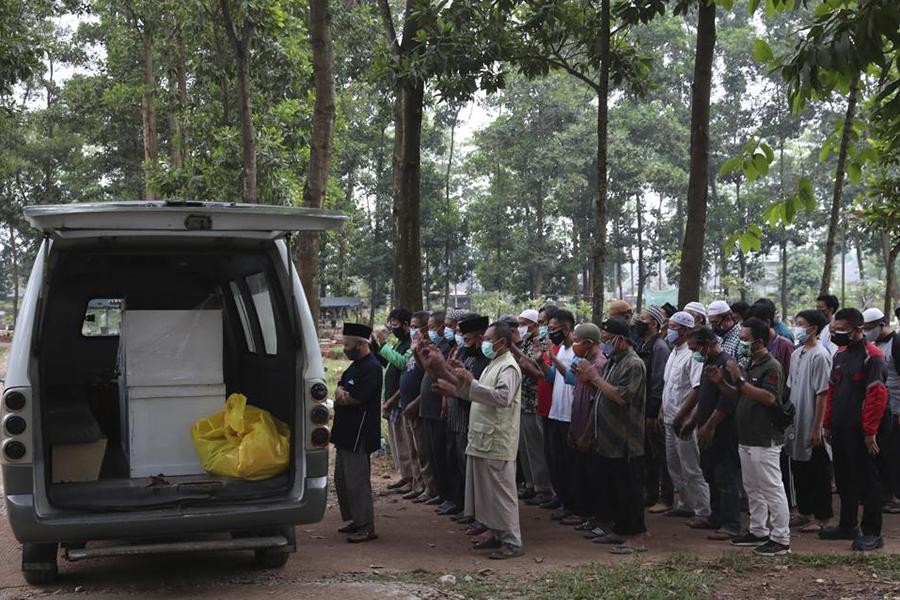 [Ảnh] Indonesia: Tình nguyện viên phải giúp phu đào mộ vì làm việc ‘không xuể’