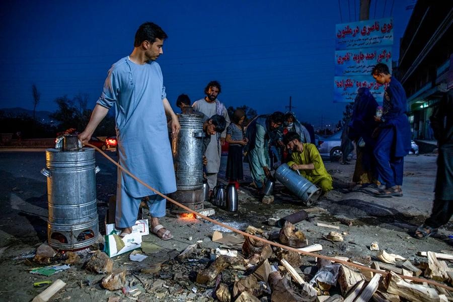 [Ảnh] Nhói lòng cảnh hàng nghìn gia đình tị nạn mắc kẹt ở Thủ đô Kabul 