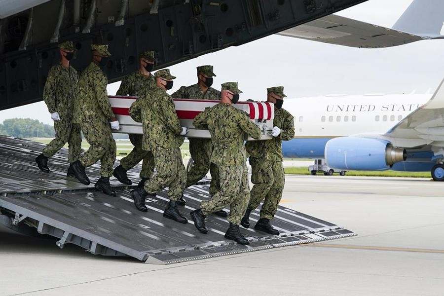 [Ảnh] Tổng thống Joe Biden đau đớn đón thi thể lính Mỹ từ Afghanistan