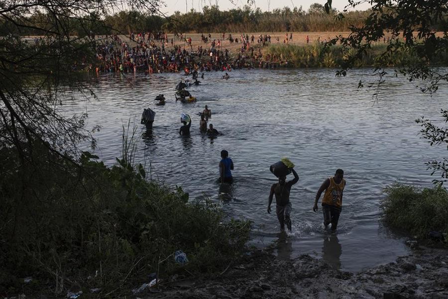 [Ảnh] Mỹ ứng phó với hàng nghìn người Haiti vượt biên giới Mexico, ‘đóng đô’ ở bang Texas