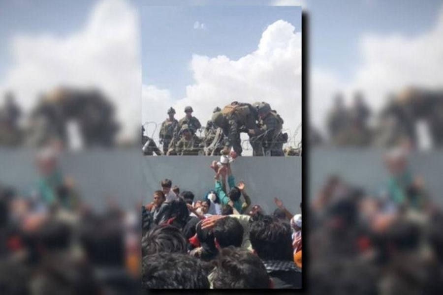 [Ảnh] Mỹ điều tra binh sĩ tự nhận là người ‘kéo em bé qua tường’ ở Afghanistan
