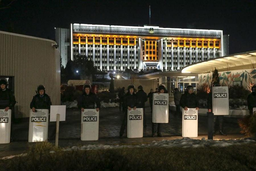 Biểu tình chống tăng giá nhiên liệu khiến Chính phủ Kazakhstan phải từ chức như thế nào?