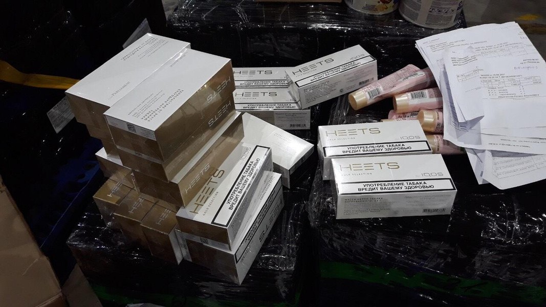 Phát hiện hàng trăm hộp thuốc, kit test nhanh Covid-19 nhập khẩu trái phép tại sân bay Nội Bài