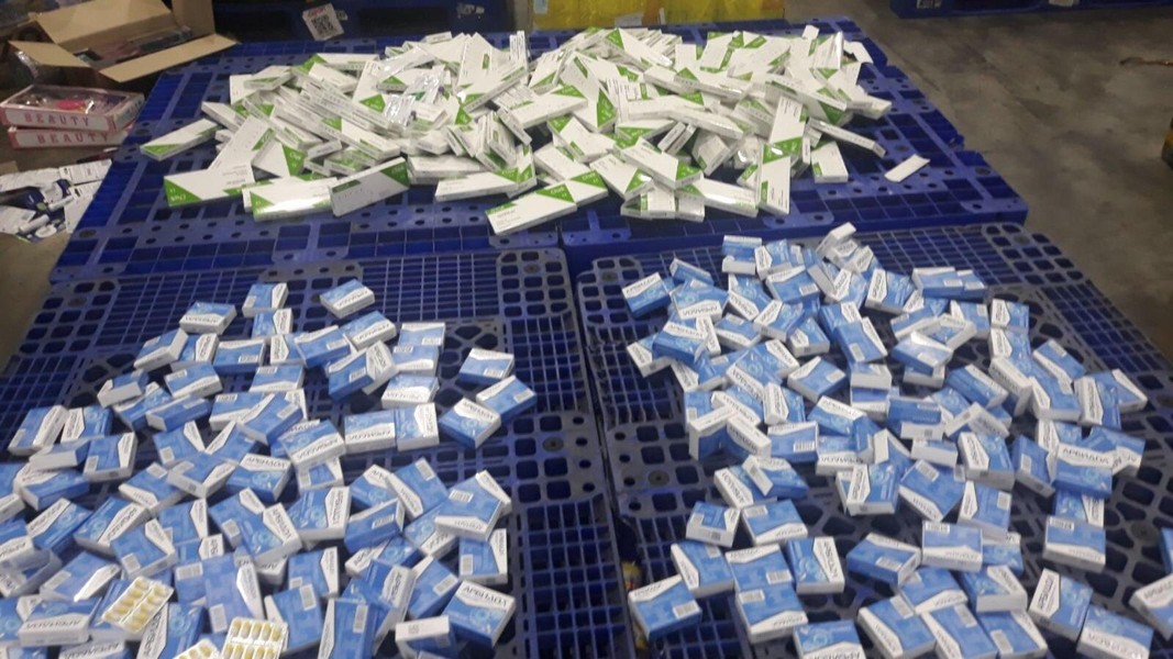 Phát hiện hàng trăm hộp thuốc, kit test nhanh Covid-19 nhập khẩu trái phép tại sân bay Nội Bài