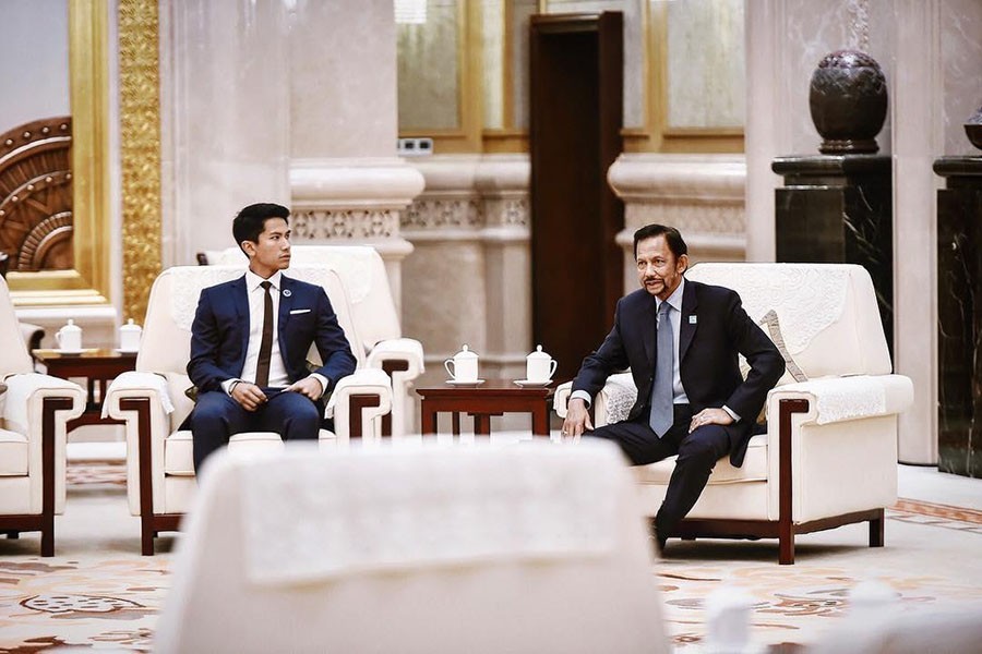 [ẢNH] Cận cảnh vẻ ngoài điển trai và cuộc sống xa hoa của Hoàng tử Brunei khiến dư luận xôn xao