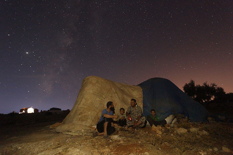 [ẢNH] Người dân Syria ngồi ngắm dải ngân hà trong khoảnh khắc bình yên hiếm hoi 