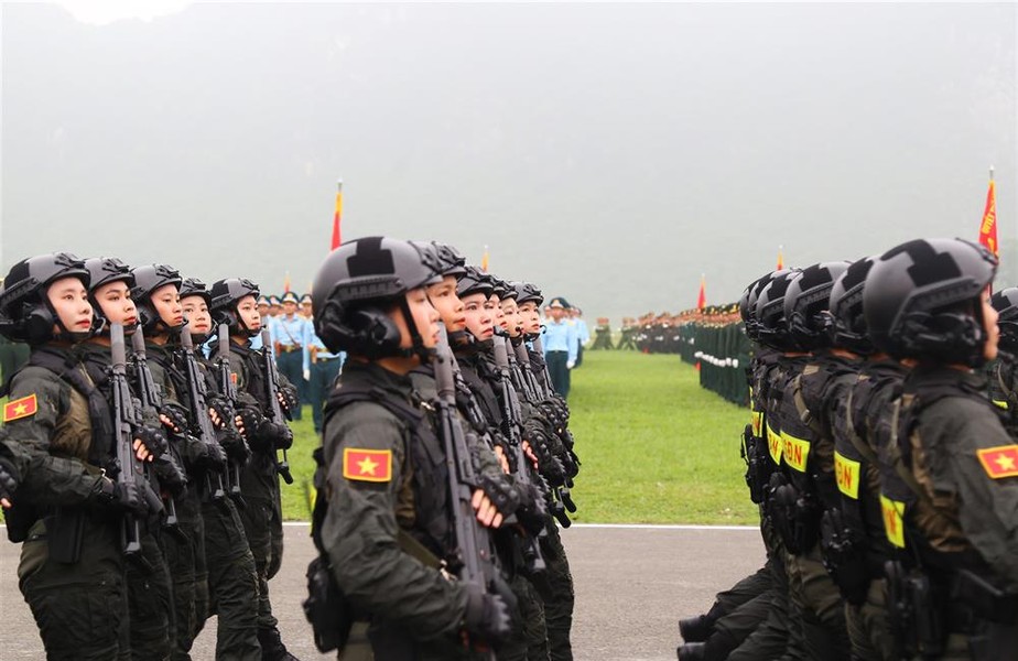 Hình ảnh: Lực lượng Công an hợp luyện diễu binh, diễu hành Kỷ niệm 70 năm Chiến thắng Điện Biên Phủ