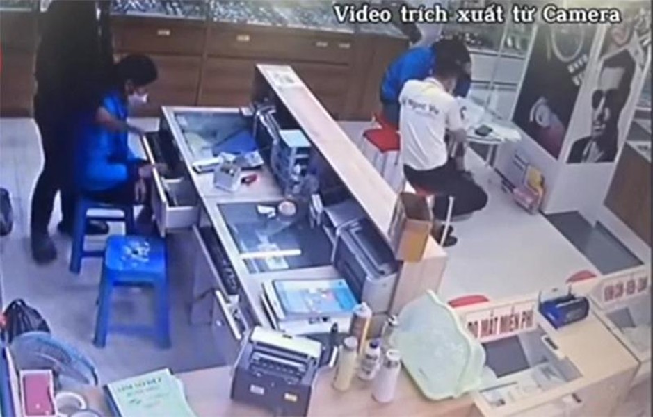 Cận mặt tên cướp kề dao vào cổ thu ngân cướp tiền ở Ứng Hòa