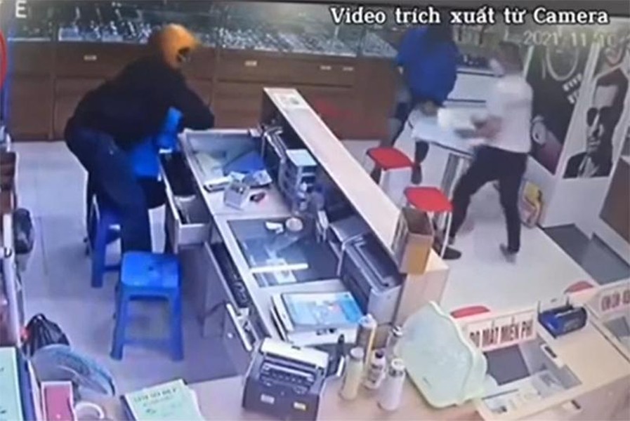 Cận mặt tên cướp kề dao vào cổ thu ngân cướp tiền ở Ứng Hòa