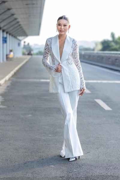 Thạch Thu Thảo diện mốt không nội y khoe dáng cực chuẩn lên đường đến Miss Earth 2022