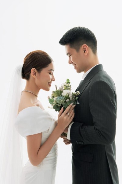 Á hậu Thùy Dung khoe vẻ đẹp mong manh trong ảnh cưới
