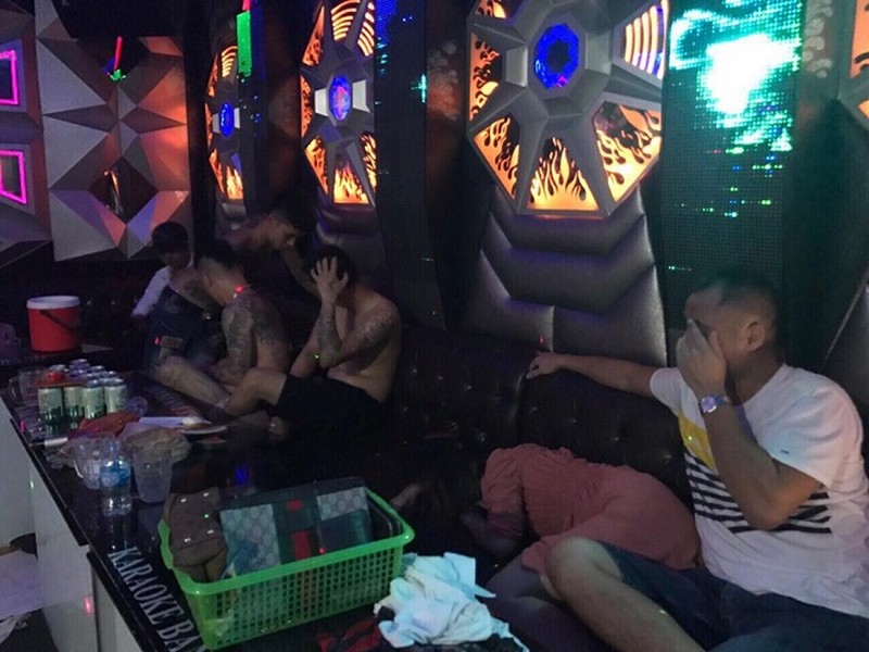 [Ảnh] Toàn cảnh vụ đột kích 'động' lắc trong quán karaoke