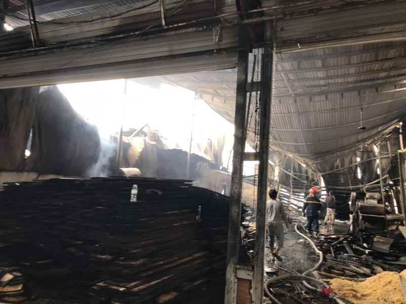 [Ảnh] Hiện trường vụ cháy xảy ra tại xưởng gỗ ở xã Hữu Bằng