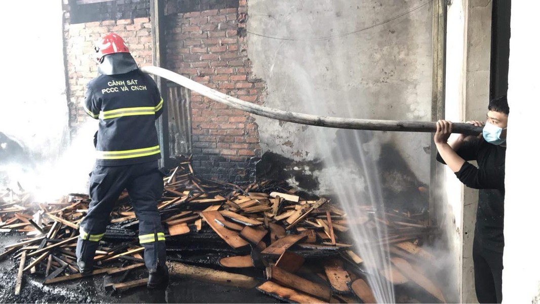 [Ảnh] Hiện trường vụ cháy xảy ra tại xưởng gỗ ở xã Hữu Bằng