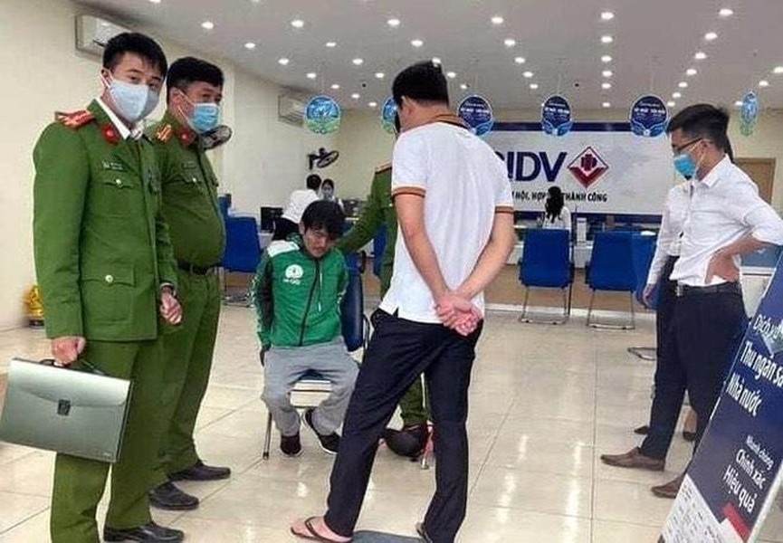 Khoảnh khắc bắt 'nóng' tên cướp tại phòng giao dịch ngân hàng BIDV