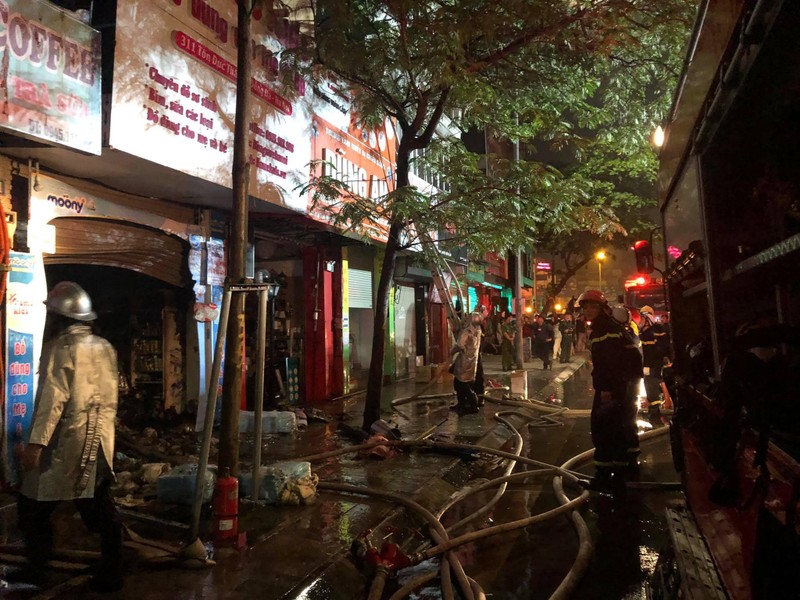 [Ảnh] Hiện trường vụ cháy cửa hàng đồ sơ sinh trên phố Tôn Đức Thắng lúc nửa đêm
