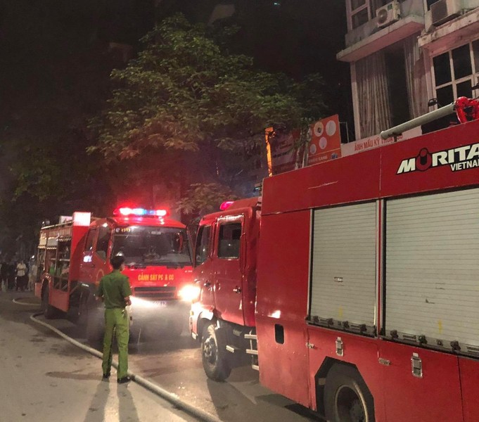[Ảnh] Lực lượng cứu hộ xuyên đêm tìm nạn nhân mất tích trong đám cháy ở Tôn Đức Thắng