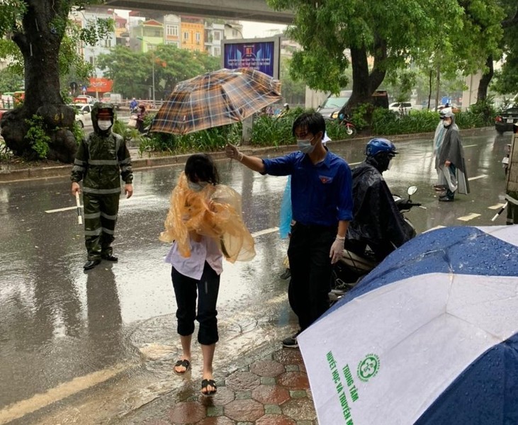 [Ảnh] Xúc động hình ảnh nhường áo mưa, ô cho các thí sinh trong cơn mưa lớn