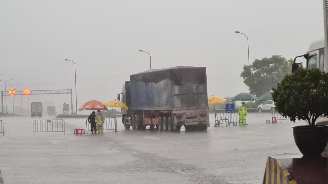 [Ảnh] Lực lượng phòng chống dịch đội mưa làm nhiệm vụ tại các tuyến ra vào cửa ngõ Thủ đô