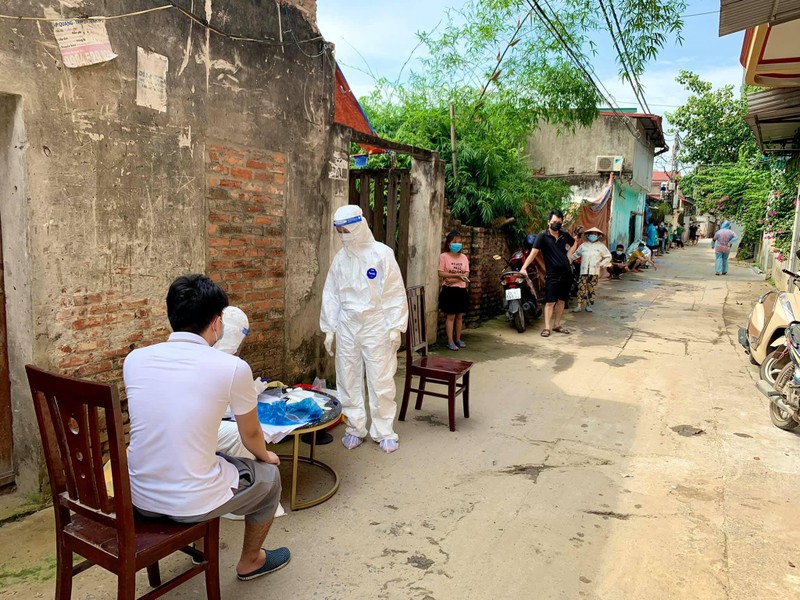 [Ảnh] Tiếp tục lấy mẫu xét nghiệm cho gần 5000 dân ở thôn Bùng, xã Phùng Xá 