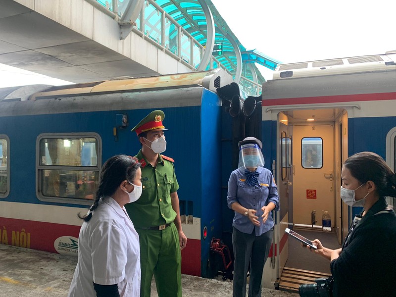 [Ảnh] Hơn 100 hành khách đầu tiên trên chuyến tàu Bắc Nam khởi hành từ Hà Nội 