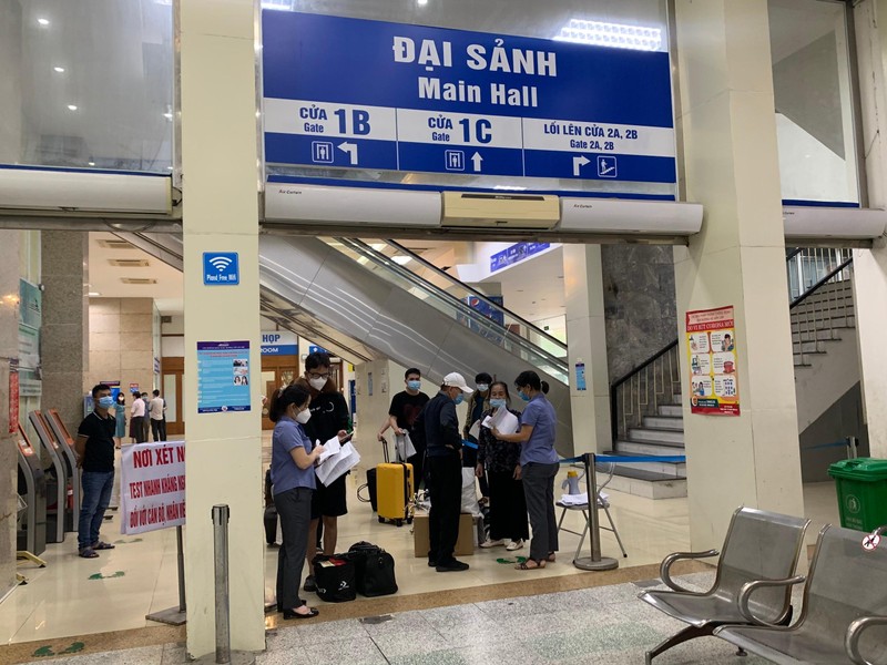 [Ảnh] Hơn 100 hành khách đầu tiên trên chuyến tàu Bắc Nam khởi hành từ Hà Nội 
