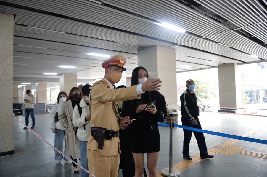 Người dân hào hứng trải nghiệm quét QR code của Bộ Công an trên tuyến Cát Linh - Hà Đông
