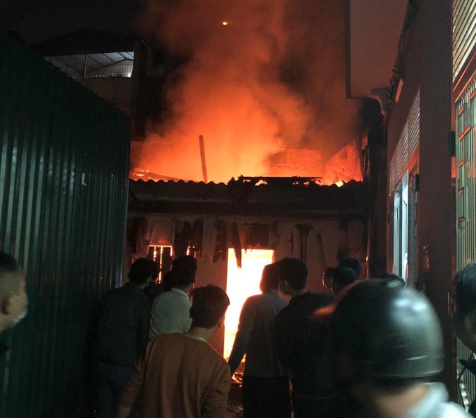 Cận cảnh lực lượng chức năng lăn xả tại hiện trường 3 nạn nhân trong vụ nổ khí gas ở Hà Nội