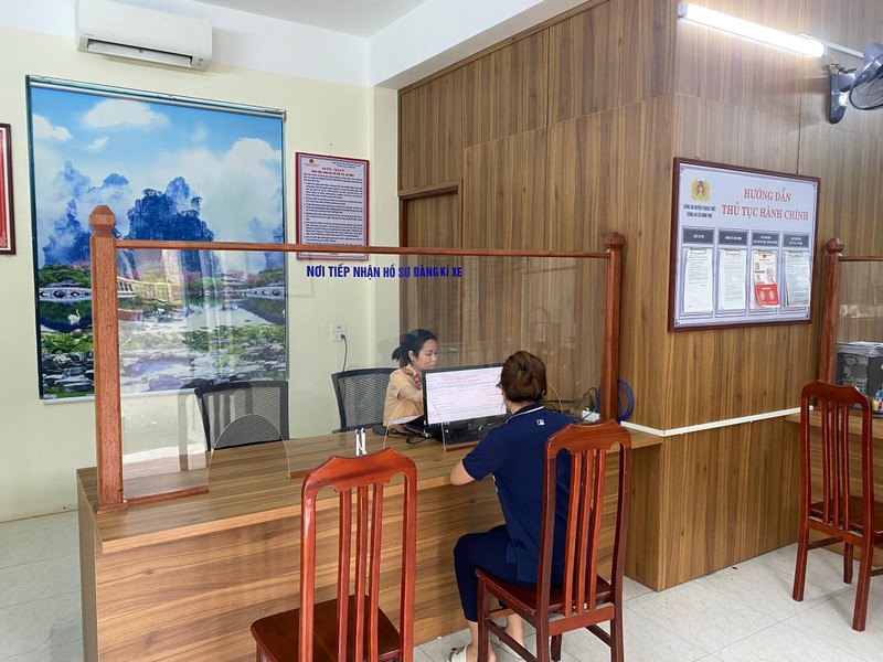 Những công dân đầu tiên hoàn thành đăng ký xe máy tại trụ sở Công an xã ở Thạch Thất