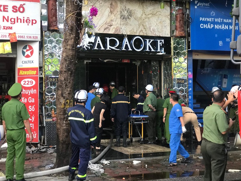 Những hình ảnh trong vụ cháy quán karaoke khiến 3 người lính cứu hỏa hy sinh