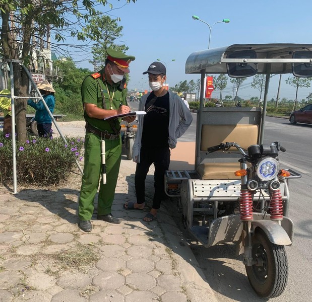 Xử lý nhiều xe 3 bánh tự chế chở hàng hóa trên địa bàn huyện Thạch Thất