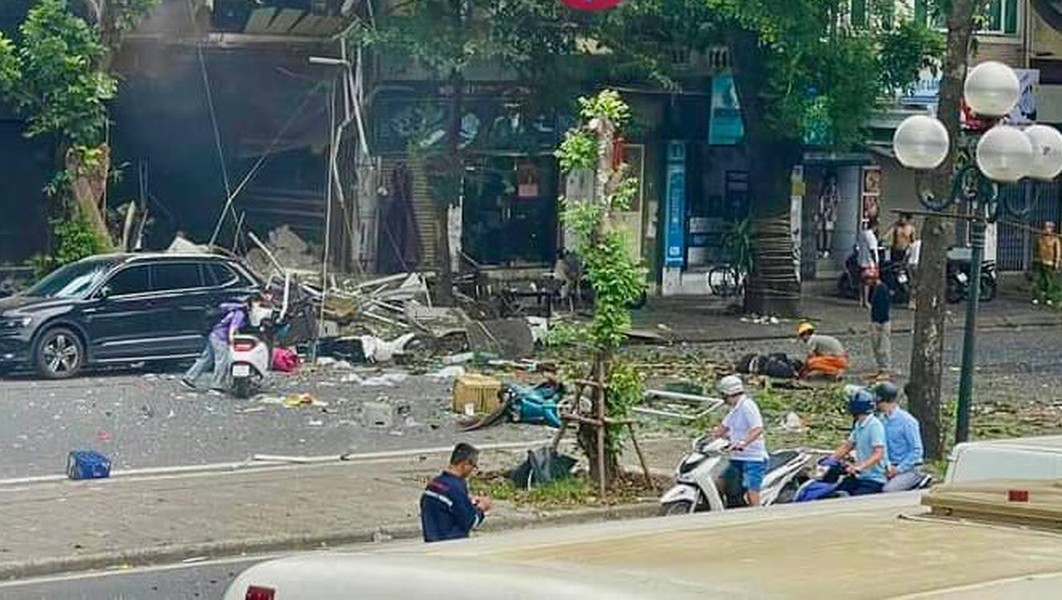 Cận cảnh hiện trường vụ nổ khí gas tại phố Yên Phụ khiến nhiều người bị thương