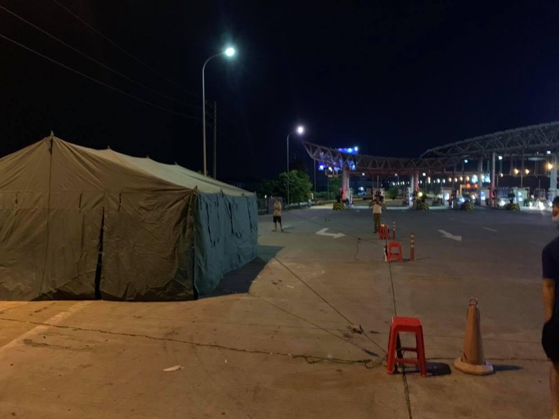 Dựng lều bạt chuẩn bị kiểm soát phòng, chống dịch bệnh Covid-19 tại các cửa ngõ ra vào Thủ đô