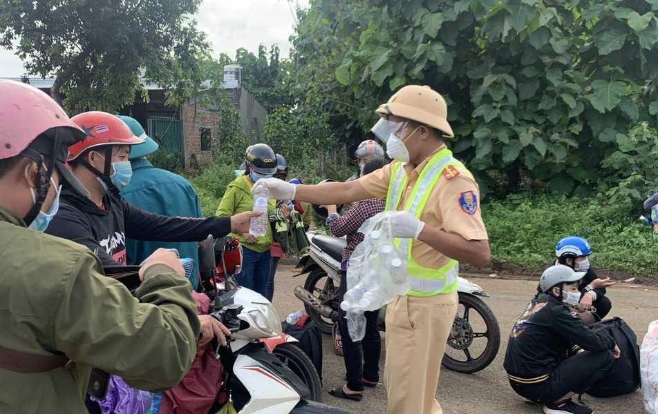 Cảnh sát giao thông tặng đồ ăn, nước uống, dẫn đường để người dân về quê tránh dịch