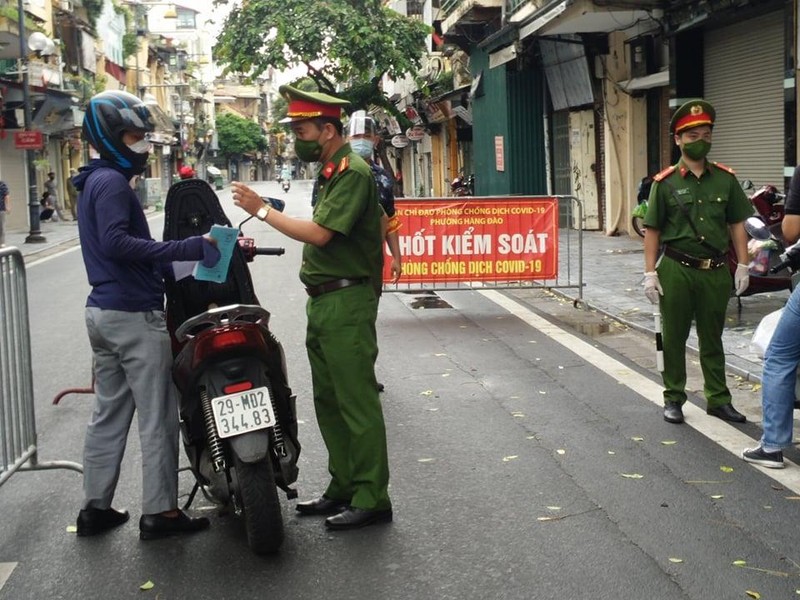 Siết chặt kiểm tra ra giấy đi đường trên toàn bộ các tuyến phố cổ