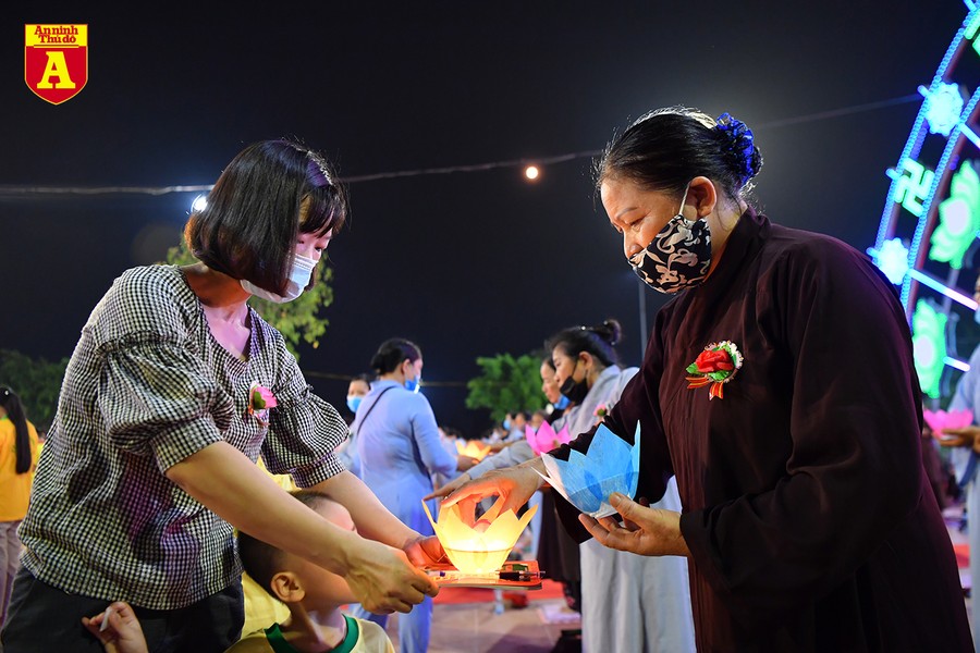 Phật tử đeo khẩu trang phòng dịch dự lễ Vu lan báo hiếu