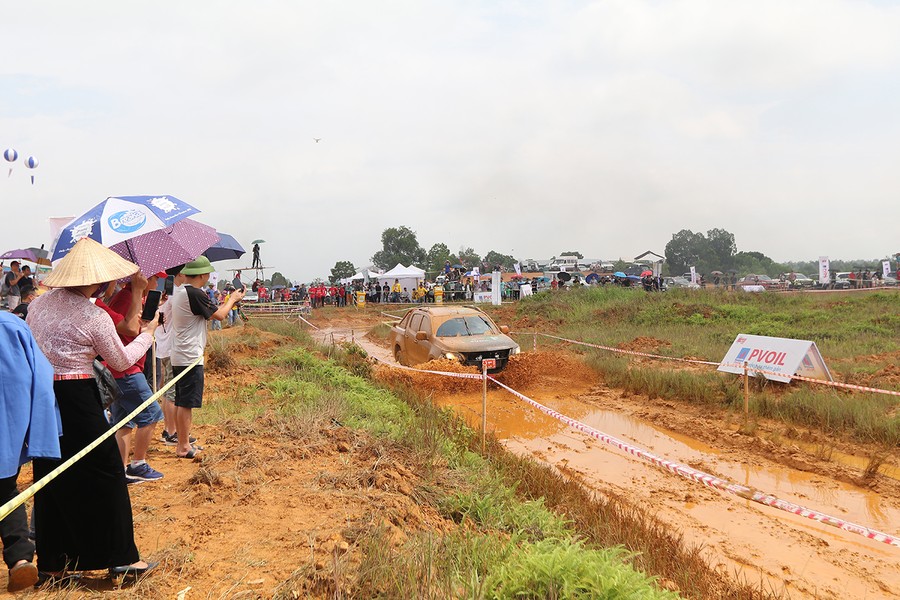 Những pha xử lý đầy kịch tính tại giải đua xe địa hình ở Hà Nội