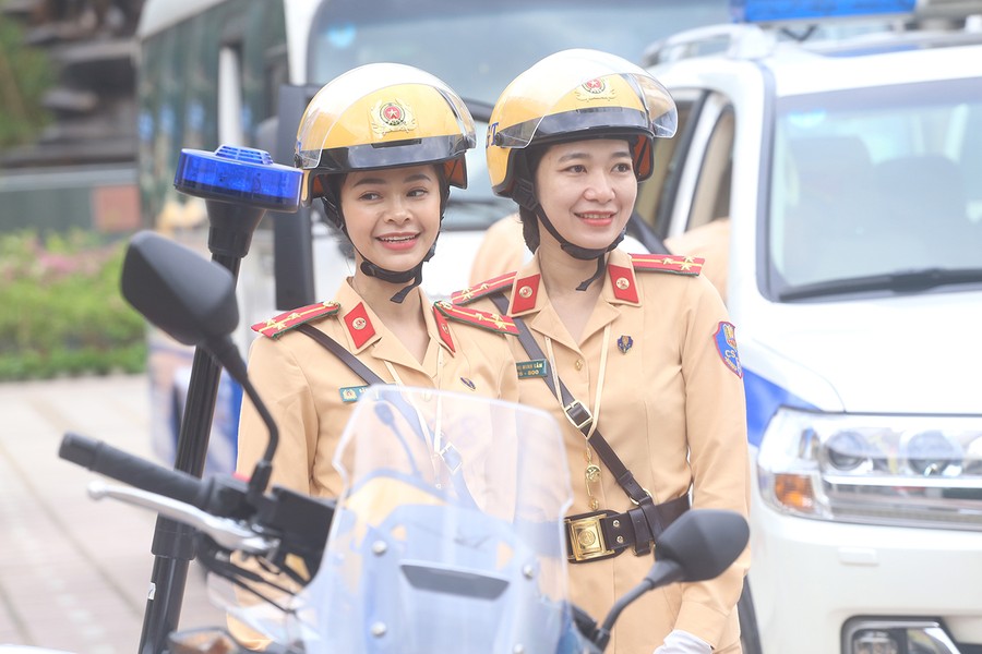 Những nữ cảnh sát giao thông xinh đẹp sẽ dẫn đoàn, phục vụ Đại hội ...