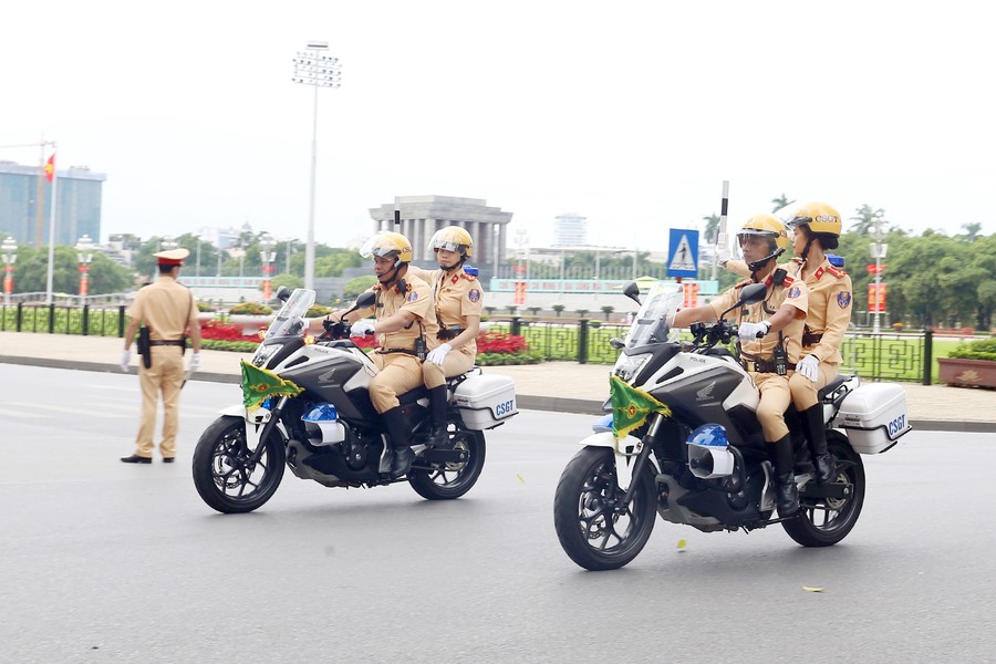Những nữ cảnh sát giao thông xinh đẹp sẽ dẫn đoàn, phục vụ Đại hội Đảng