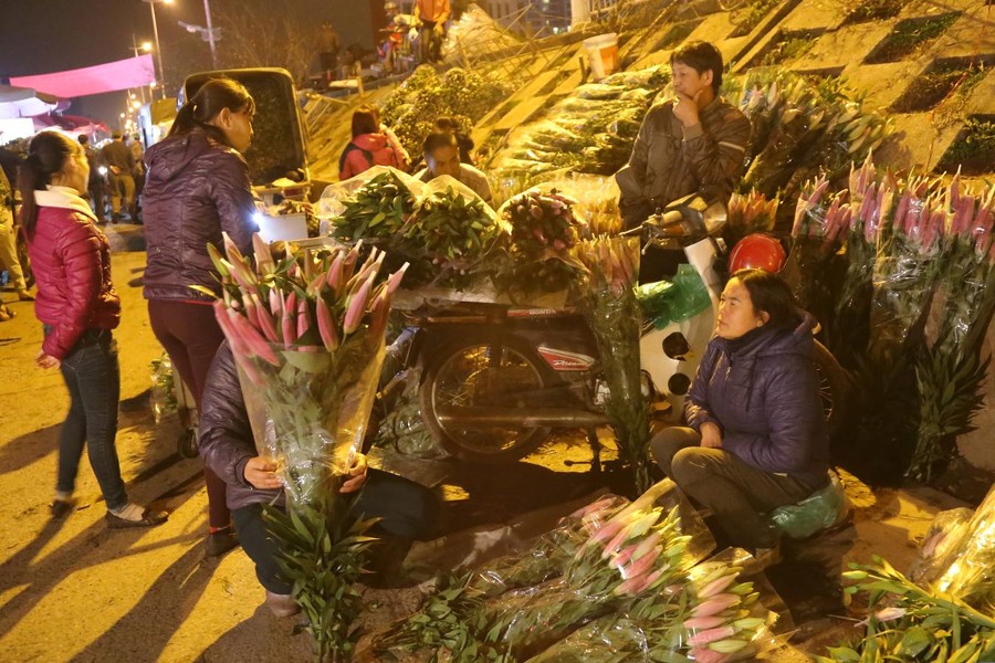 Xuyên đêm lạnh, tiểu thương chợ hoa Quảng Bá mưu sinh