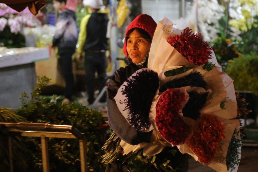 Xuyên đêm lạnh, tiểu thương chợ hoa Quảng Bá mưu sinh