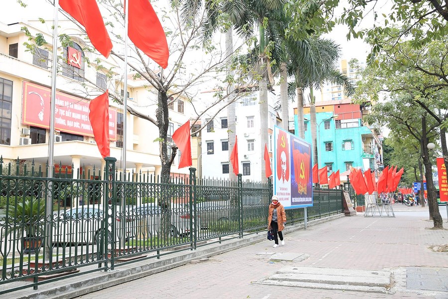 Hà Nội rực rỡ cờ hoa chào mừng Đại hội đại biểu toàn quốc lần thứ XIII của Đảng