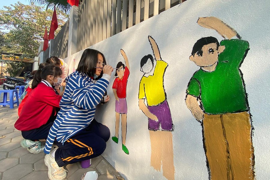 Xem học sinh ở Hà Nội vẽ bích họa 