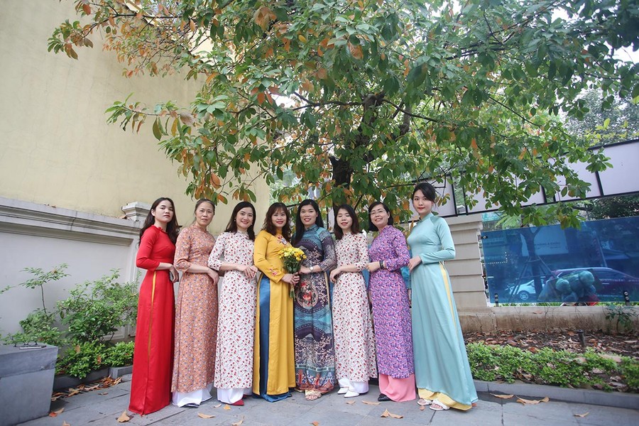 Phụ nữ Công an Thủ đô thướt tha với áo dài truyền thống