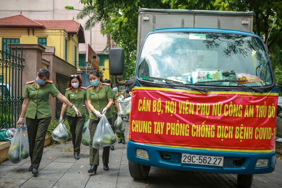 Phụ nữ Công an Thủ đô chung tay giúp bà con Bắc Giang tiêu thụ nông sản